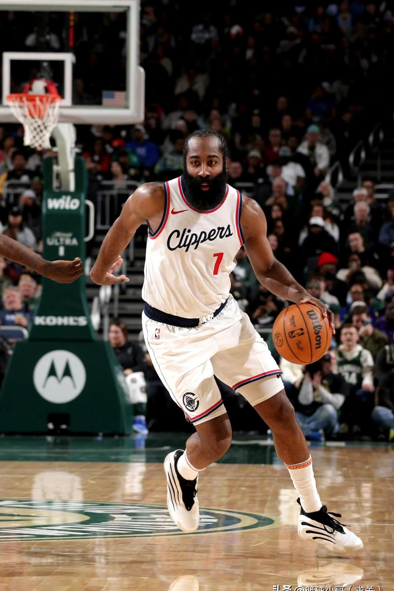 星空体育-哈登重返赛场，出色防守首场状态出色，利物浦观众沸腾！